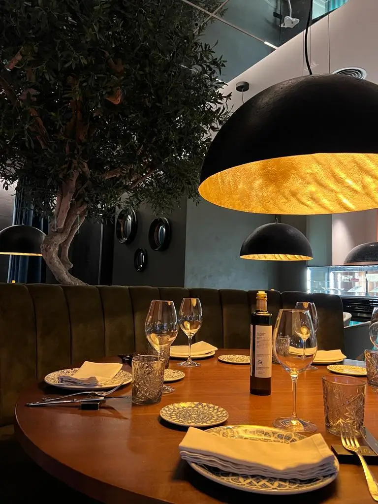 Ambiente acogedor y elegante en Restaurante Olio, Salou, con decoración mediterránea.